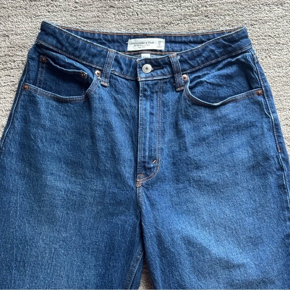 Curve Love High Rise 90s Relaxed Jean with Cuffed Hem from Abercrombie - Size 28 - Picture 2 of 11